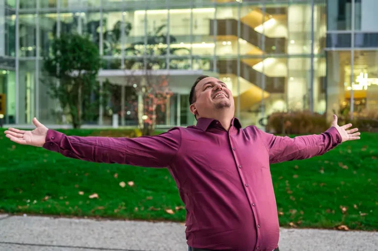 Brandová fotografie muže ve vínové košili