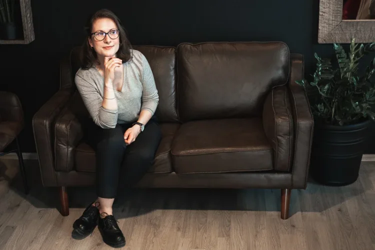 Brandový portrét v kavárně na hnědém gauči