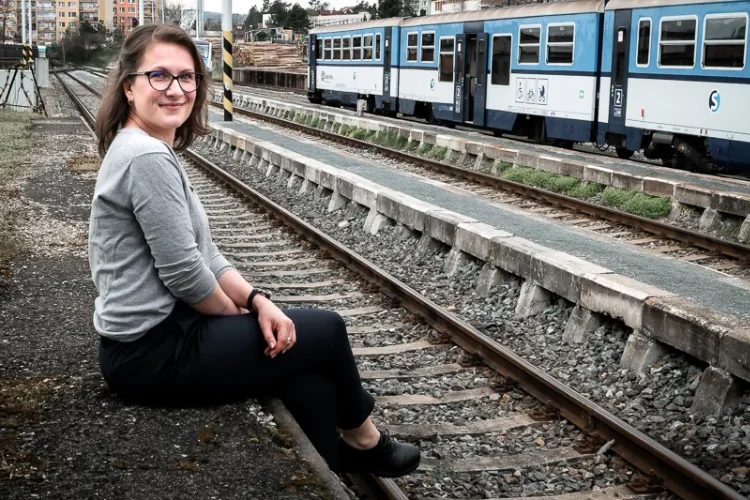 Brandové focení na nádraží s vlakem v pozadí