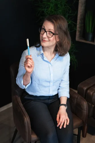 Brandová fotografie pro copywriterku s modrým plnicím perem v ruce