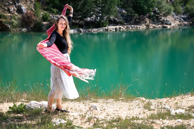 Brandová fotografie duly se šátkem 
                        rebozo na louce