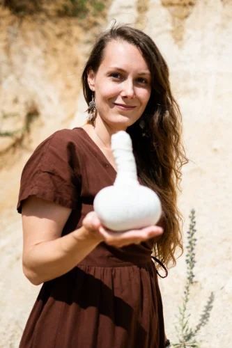 Brandová fotografie poporodní duly 
                        s masážní koulí v přírodě