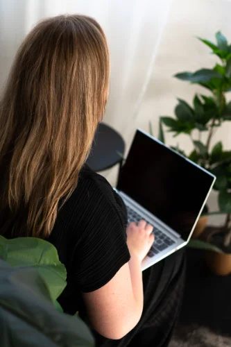 Doplňková brandová fotografie pro web developerku s notebookem