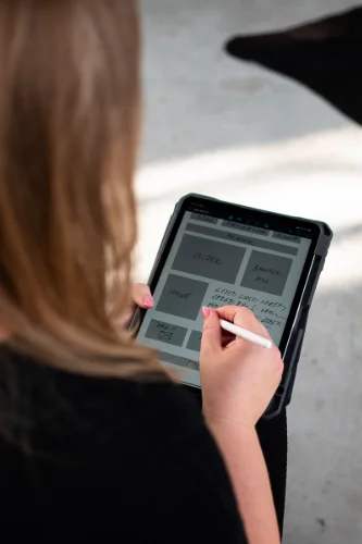 Doplňková brandová fotografie pro web developerku s tabletem v ruce
